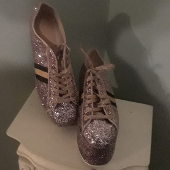 Shoes - Picture 2 of 4